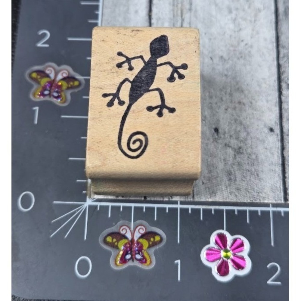 Magenta Gecko Lizard Silhouette Rubber Stamp Wood #K66